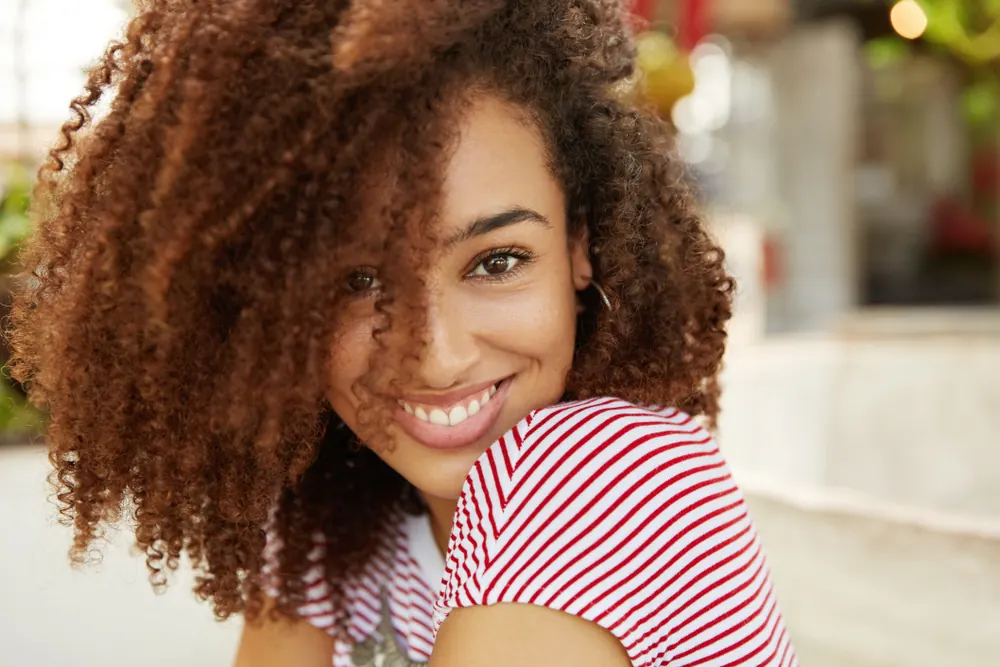 30s woman showing glowing skin after Aquagold