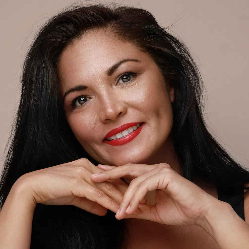beautiful woman in 40s smiling